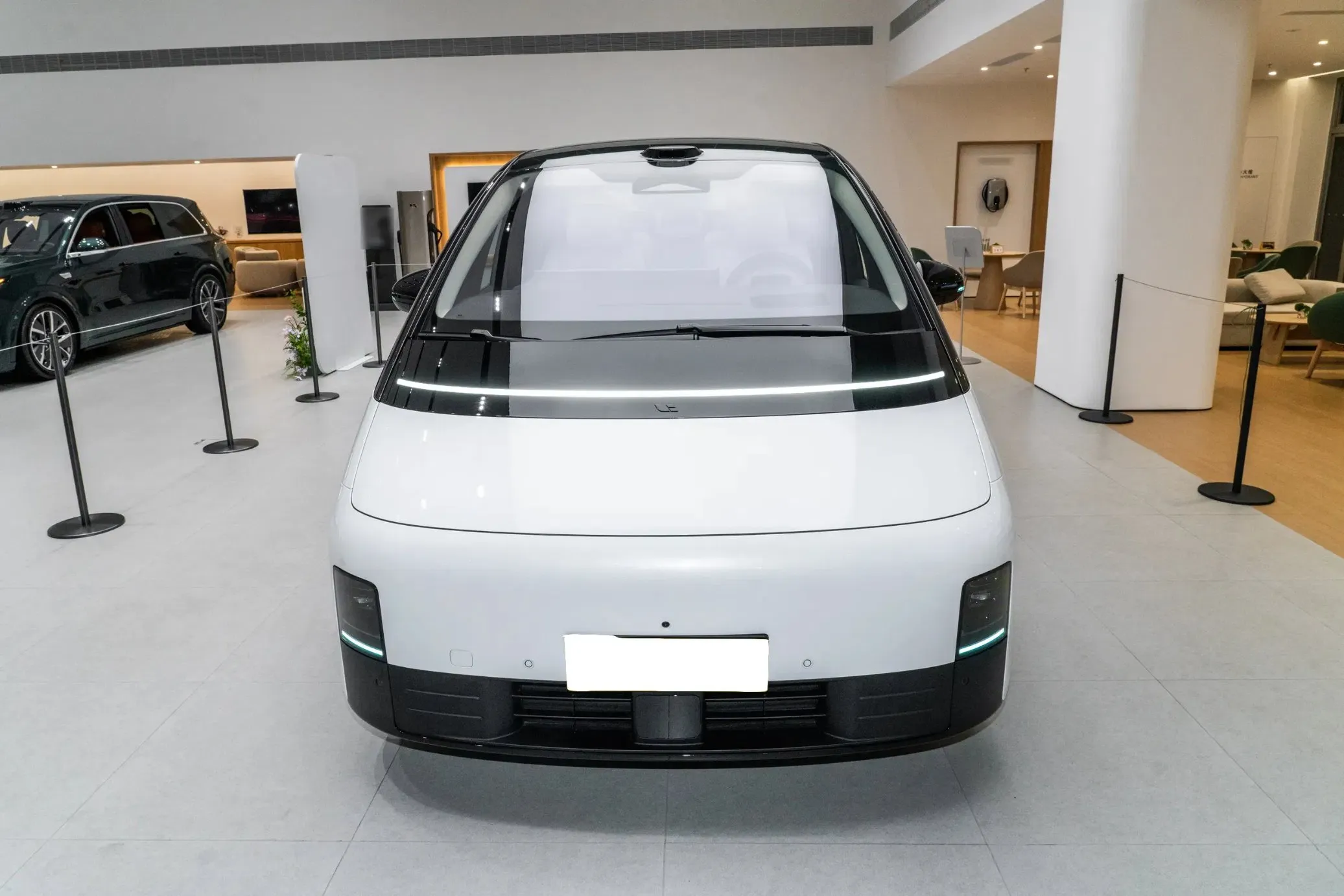 imgi_100_Li-Auto-Mega-2025-New-Electric-Car-for-Large-Space-Luxury-MPV-Car Lixiang Mega Auto Hybrid MPV– In Stock in China | Chinese Ev Cars in Ethiopia - Image 1
